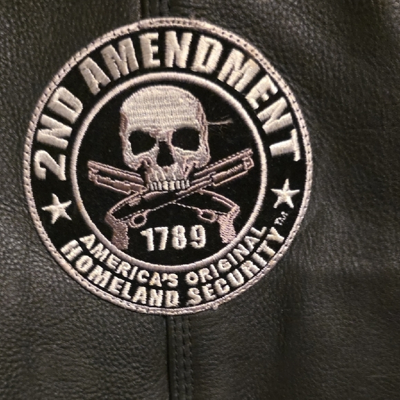 Men/women's Black Leather Adjustible Side Motorcycle Vest with Harley Patches - Picture 4 of 10